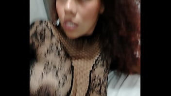 Estaba jugando con mis dildos y mi mejor amigo me vio y no dudo en ir a coger e también