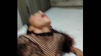 Estaba jugando con mis dildos y mi mejor amigo me vio y no dudo en ir a coger e también