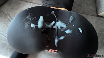 Ко мне решила заскочить спортсменка в обтягивающих леггинсах Я вырезал дырочку между ее ног