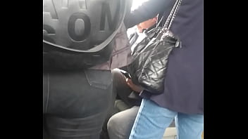 Peruana mueve rico el culo en el metropolitano Peruana mueve rico el culo en el metropolitano