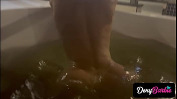 Milf do rabão se exibe e toma rola na banheira