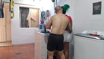 La nueva inquilina esta buena para darle su buena follada con ese enorme culo provoca penetrarla duro La nueva inquilina esta buena para darle su buena follada con ese enorme culo provoca penetrarla duro