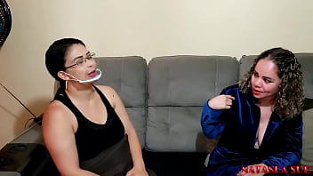 Eu ajudando na depilação intima com cera