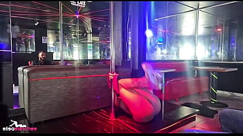 Só tinha uma unica pessoa na casa onde eu estava dançando e eu nunca esperei que ela fosse me foder tão gostoso