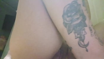 Recién sali de la ducha y me dieron ganas de meterme un dildo hasta venirme