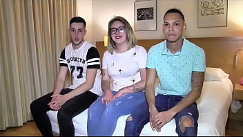 Queréis follar mi coño grande