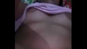 Thais é uma jovem quente que gosta muito de trepa e adora uma rola na sua buceta pequena