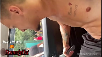 Fudendo com a novinha no carro no meio do transito