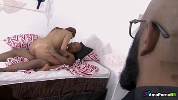 Marido dizendo aos amigos se tem uma coisa que eu não aceito é outro homem se aproximar da minha mulher