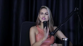 A gostosa da pri melancia sensualizando seus enormes peitos e mostrando sua bunda no preliminares podcast com bia hot watch sheer red