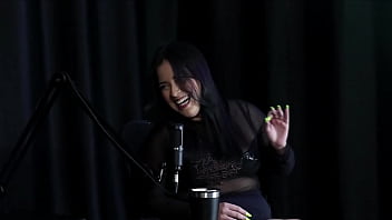 A gostosa da pri melancia sensualizando seus enormes peitos e mostrando sua bunda no preliminares podcast com bia hot watch sheer red