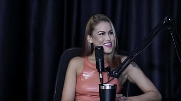 A gostosa da pri melancia sensualizando seus enormes peitos e mostrando sua bunda no preliminares podcast com bia hot watch sheer red