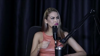 A gostosa da pri melancia sensualizando seus enormes peitos e mostrando sua bunda no preliminares podcast com bia hot watch sheer red