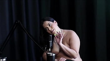 A gostosa da pri melancia sensualizando seus enormes peitos e mostrando sua bunda no preliminares podcast com bia hot watch sheer red