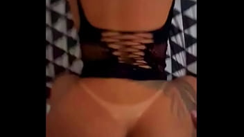 Enquanto minha amiga tomava banho o namorado dela me pegou de jeito