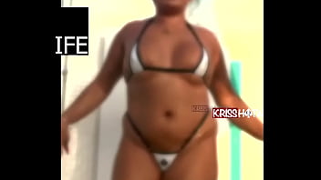 Kriss hotwife com bikini transparente no chuveiro da piscina do hotel Kriss hotwife com bikini transparente no chuveiro da piscina do hotel