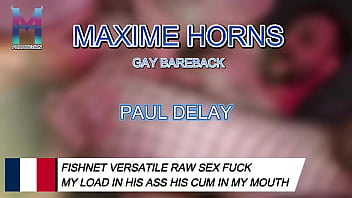 Il m’attache en résille sur une croix bdsm puis s’empale sur ma bite sans le baise il me lèch