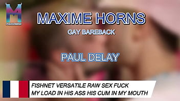 Il m’attache en résille sur une croix bdsm puis s’empale sur ma bite sans le baise il me lèch