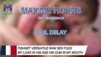 Il m’attache en résille sur une croix bdsm puis s’empale sur ma bite sans le baise il me lèch