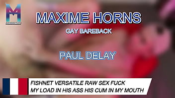 Il m’attache en résille sur une croix bdsm puis s’empale sur ma bite sans le baise il me lèch