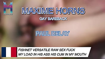 Il m’attache en résille sur une croix bdsm puis s’empale sur ma bite sans le baise il me lèch