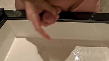 Chubbykaot peeing and cumming on the sink at the gym