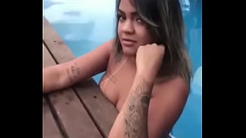 Gata muito gostosa faz um vídeo muito gostoso na piscina Gata muito gostosa faz um vídeo muito gostoso na piscina