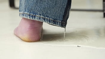 Alice maze wetting jeans