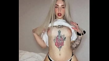 Española modelando frente a la cámara