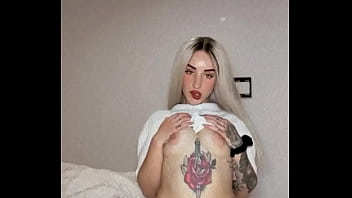 Española modelando frente a la cámara