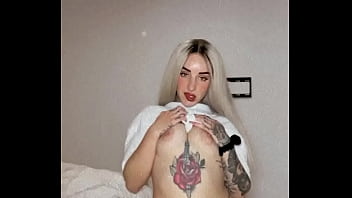 Española modelando frente a la cámara