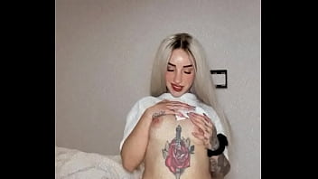 Española modelando frente a la cámara