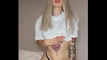 Española modelando frente a la cámara