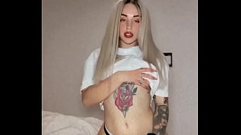 Española modelando frente a la cámara