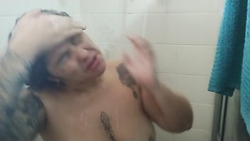 Meu marido safado me pegou no banho e colocou eu pra mamar a rola dura