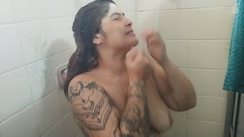 Meu marido safado me pegou no banho e colocou eu pra mamar a rola dura