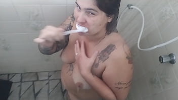 Meu marido safado me pegou no banho e colocou eu pra mamar a rola dura