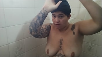 Meu marido safado me pegou no banho e colocou eu pra mamar a rola dura