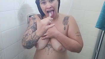 Meu marido safado me pegou no banho e colocou eu pra mamar a rola dura