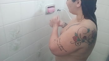 Meu marido safado me pegou no banho e colocou eu pra mamar a rola dura