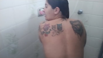 Meu marido safado me pegou no banho e colocou eu pra mamar a rola dura