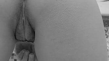 Tocandome en la piscina