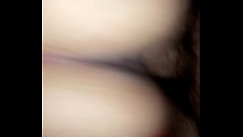 Casada sentando no pelo