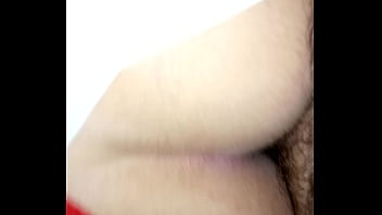 Casada sentando no pelo