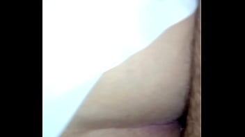 Casada sentando no pelo