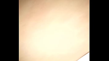 Casada sentando no pelo