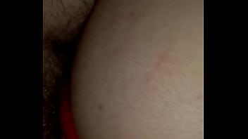 Casada sentando no pelo