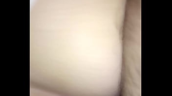 Casada sentando no pelo