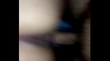 Casada sentando no pelo