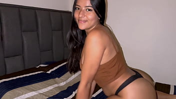 Modelo latina enseña su cuerpo para ser follada